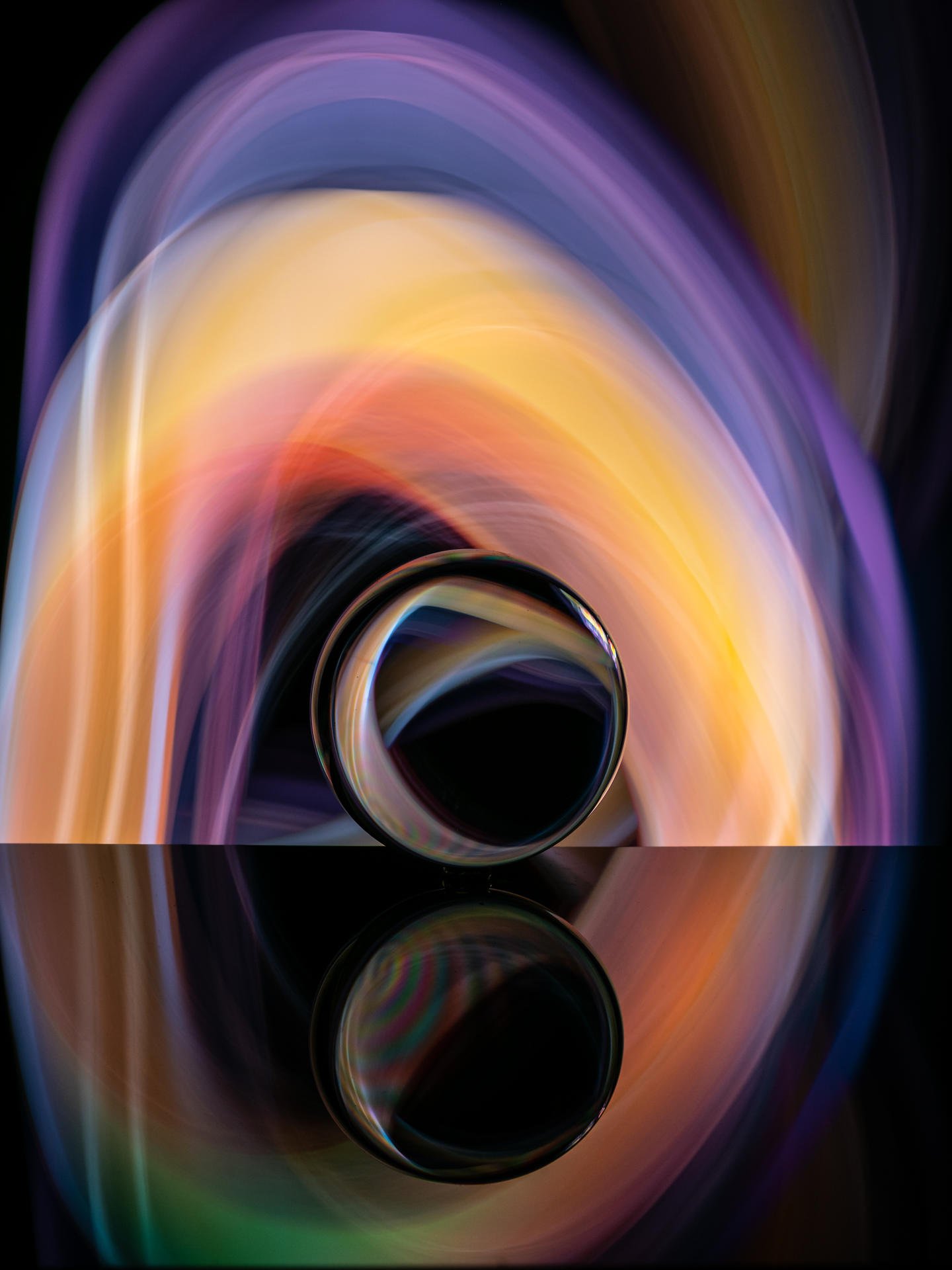 Interior moderno con tonos verdes y cobre